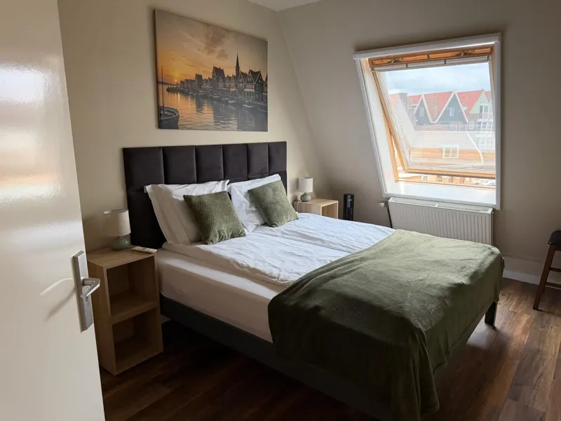 Slaapkamer met tweepersoonsbed en dakraam