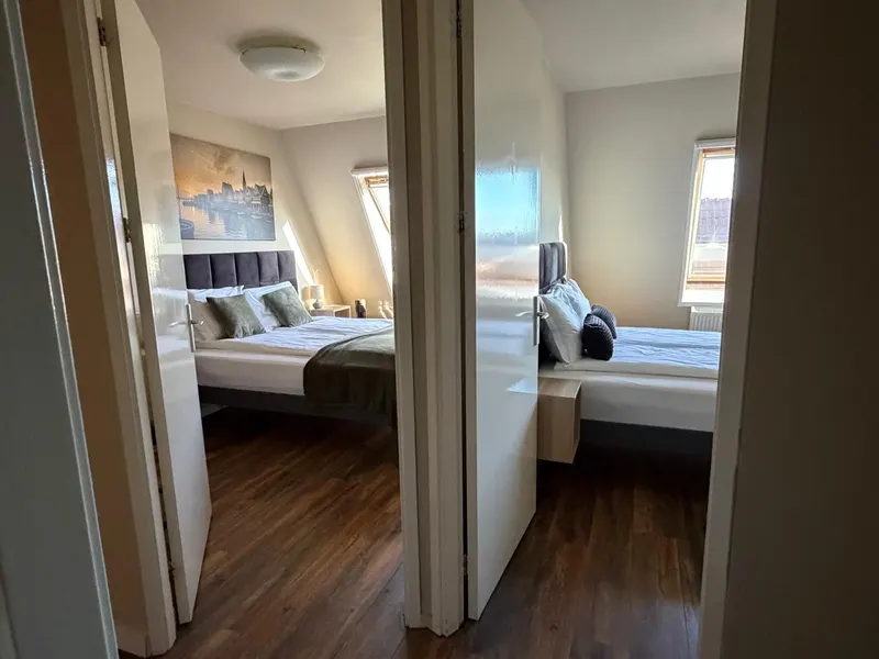 Vierpersoonskamer met twee aparte slaapkamers bij Harbour Stay Volendam