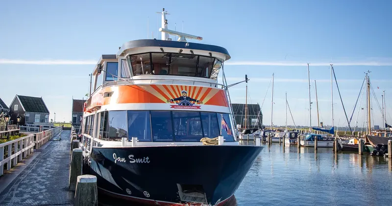De boot naar Marken aan de steiger