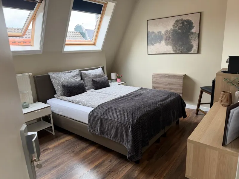 Tweepersoonskamer met dakramen en tweepersoonsbed